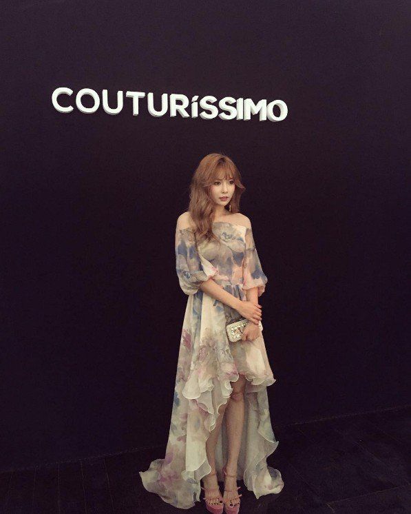 Image: Hyuna posing at the red carpet for Couturissimo during Paris Fashion Week (2016)