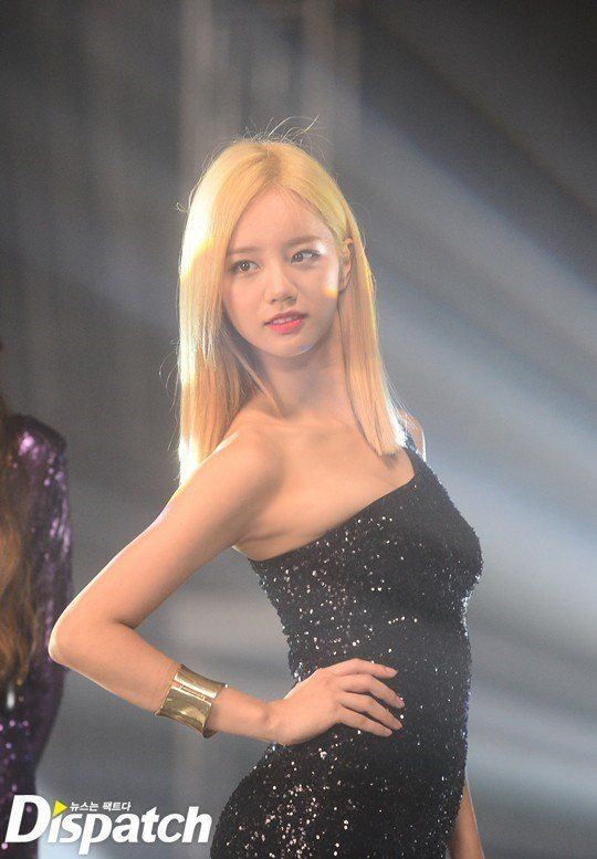 Hyeri seen with bleach blonde hair at the most recent CF music video filming with all Girl's Day members. / Dispatch