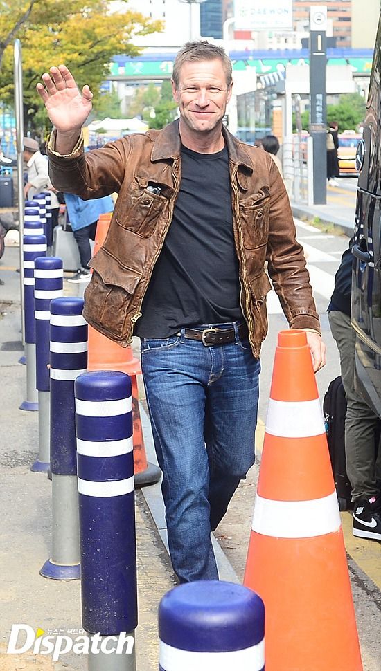 Aaron Eckhart waves to media and fans outside the Seoul station / Image source: Dispatch