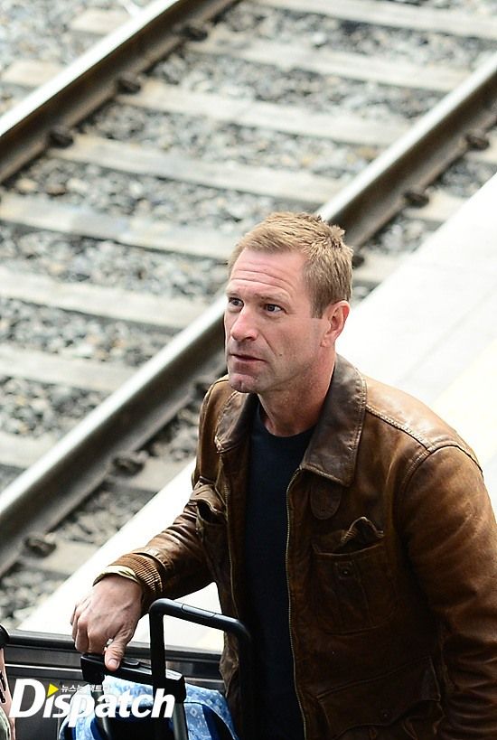 Aaron Eckhart looking up as he makes his way up the stairs / Image source: Dispatch