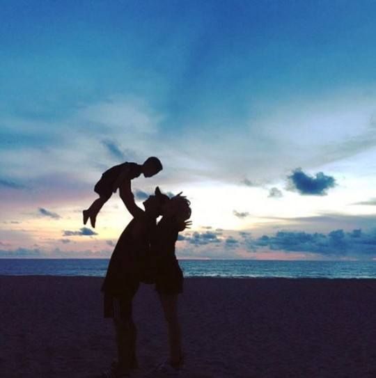 Haha and Byul playing with their son on the beach / Image Source: Byul's Instagram