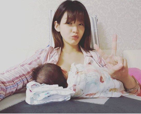 jung-ga-eun-breastfeeding