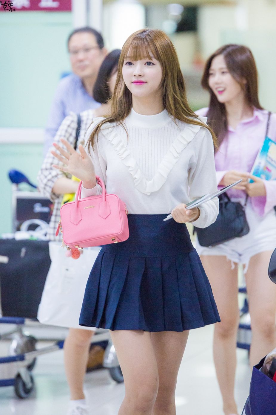 Oh my YooA! The star stuns fans in an elegant mini skirt and blouse./ Source: Fantaken 
