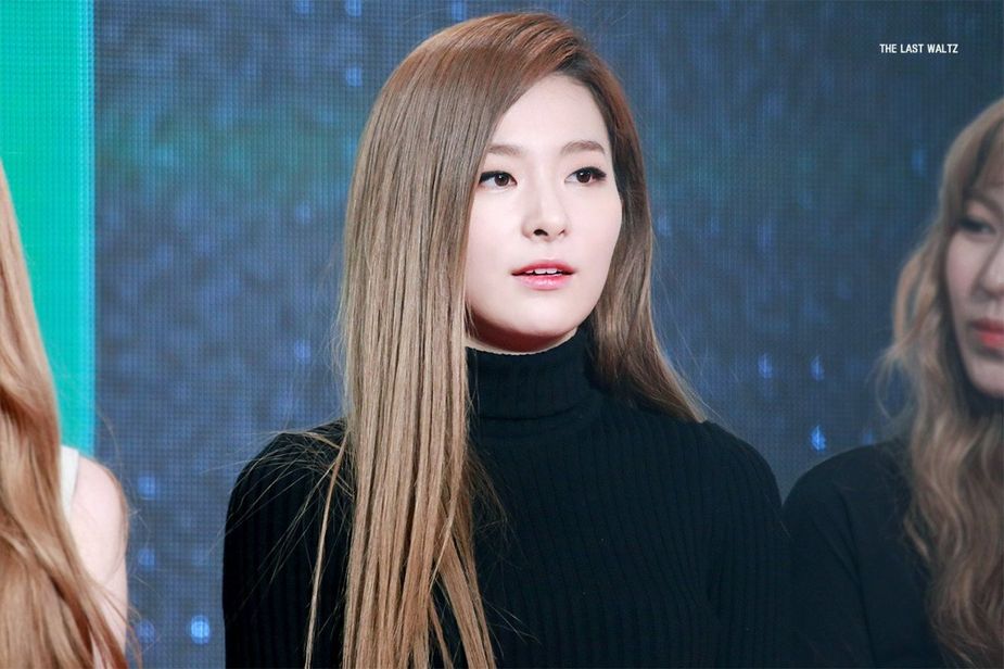 Seulgi looks absolutely amazing in this sexy dress. 