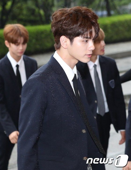 Wanna One's Seongwoo Was Caught In The Rain... And It Was Magical ...