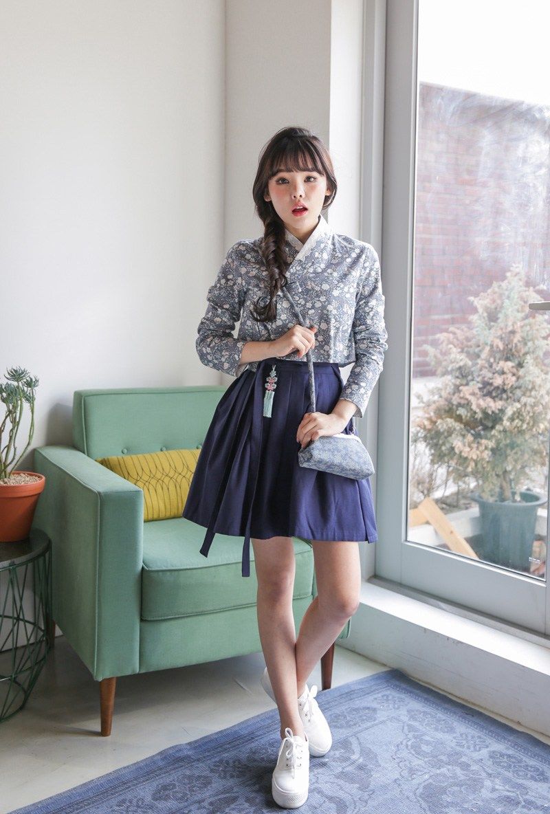 Girls are wearing hanboks with skirts now, and Koreans aren't sure how ...