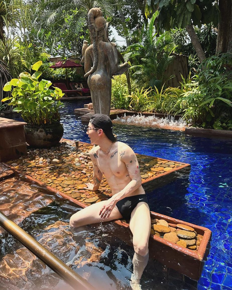 Jo Kwon in pool 