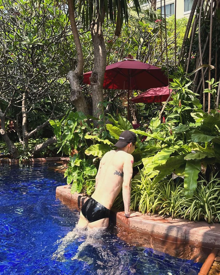 Jo Kwon showing off back muscles in pool