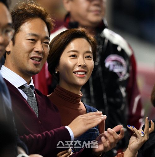 Lee Young Don (left) and Hwang Jung Eum (right)