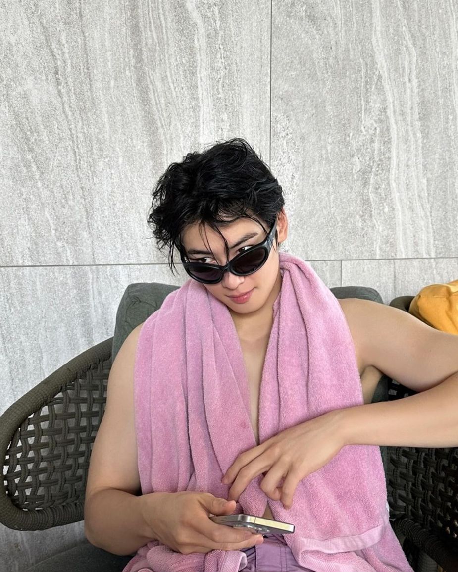 Eunwoo in pink towel