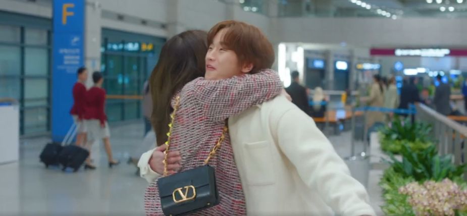 Do Han and A Jeong hugging 