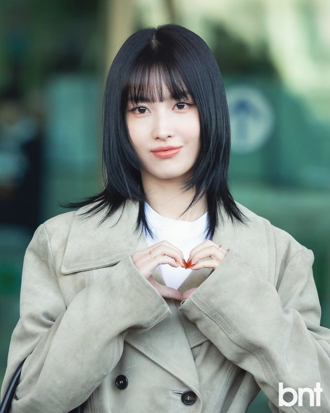 TWICE's Momo Leaves Netizens Breathless With Her Sexy Backless Outfit At MIU  MIU's Paris Fashion Show - Koreaboo