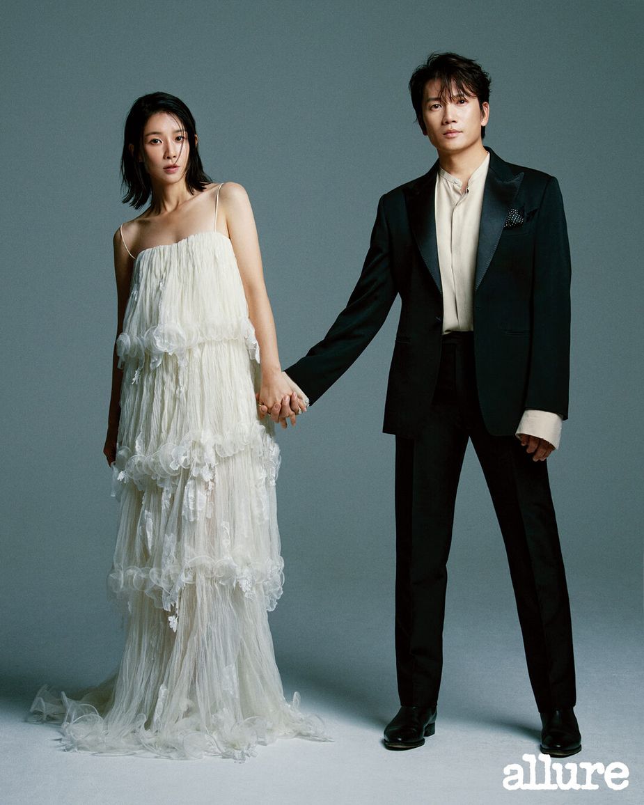 Lee Boyoung (left) and Ji Sung (right)
