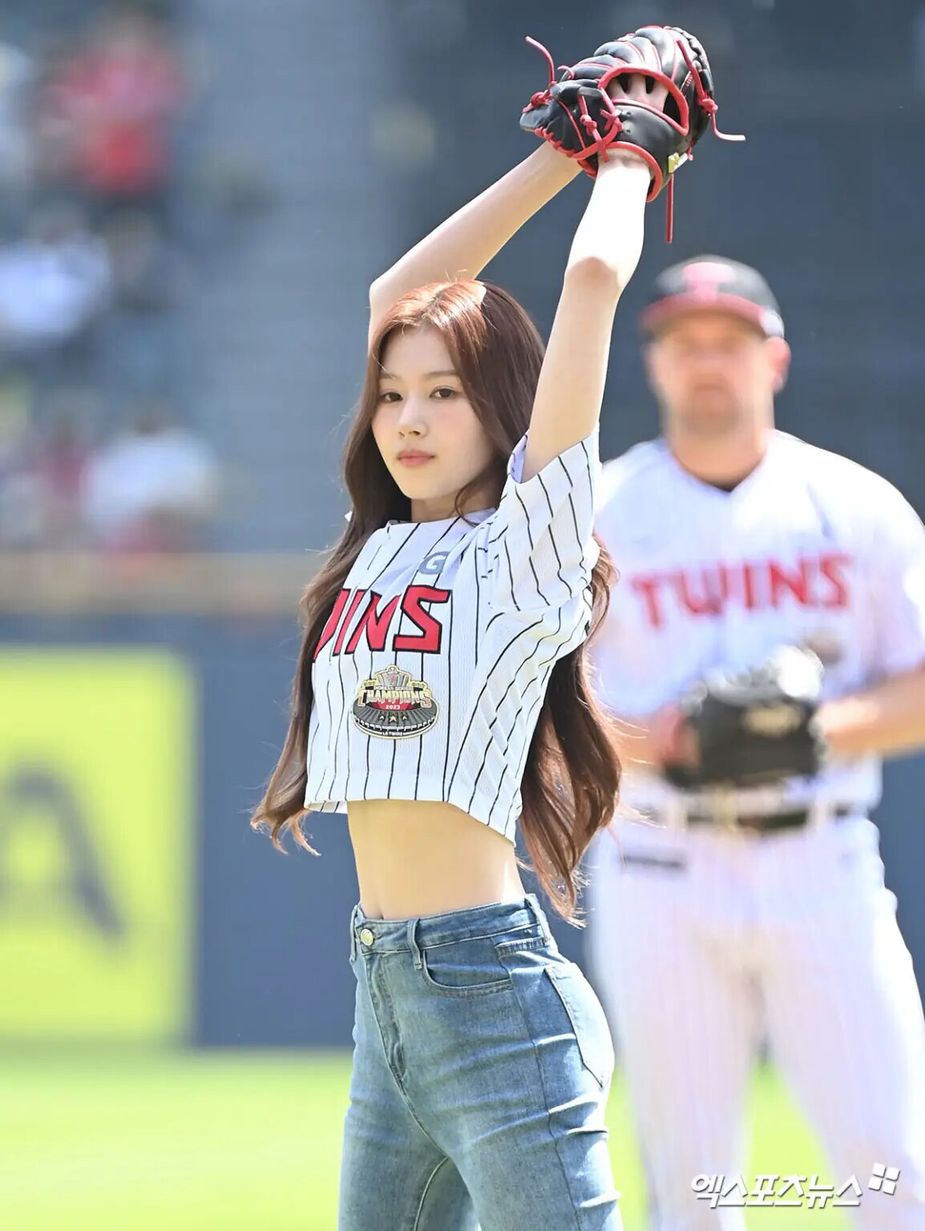 TWICE Sana’s Beauty Throwing First Pitch At Baseball Game Awes Everyone