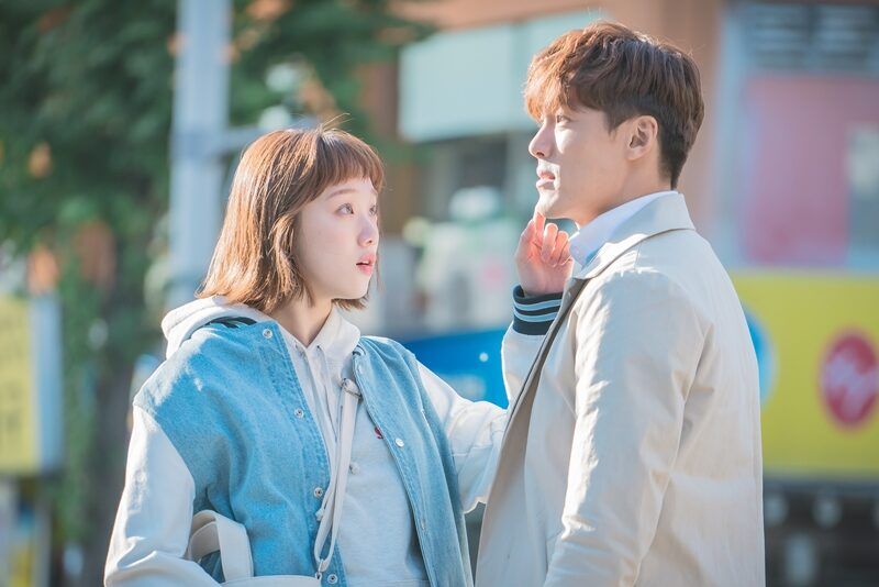 Lee Sung Kyung (left) and Lee Jae Yoon (right)