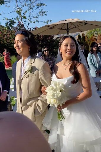 Mino (left) with his sister Song Danah (right) at her wedding | @marilyn_mondro/Instagram