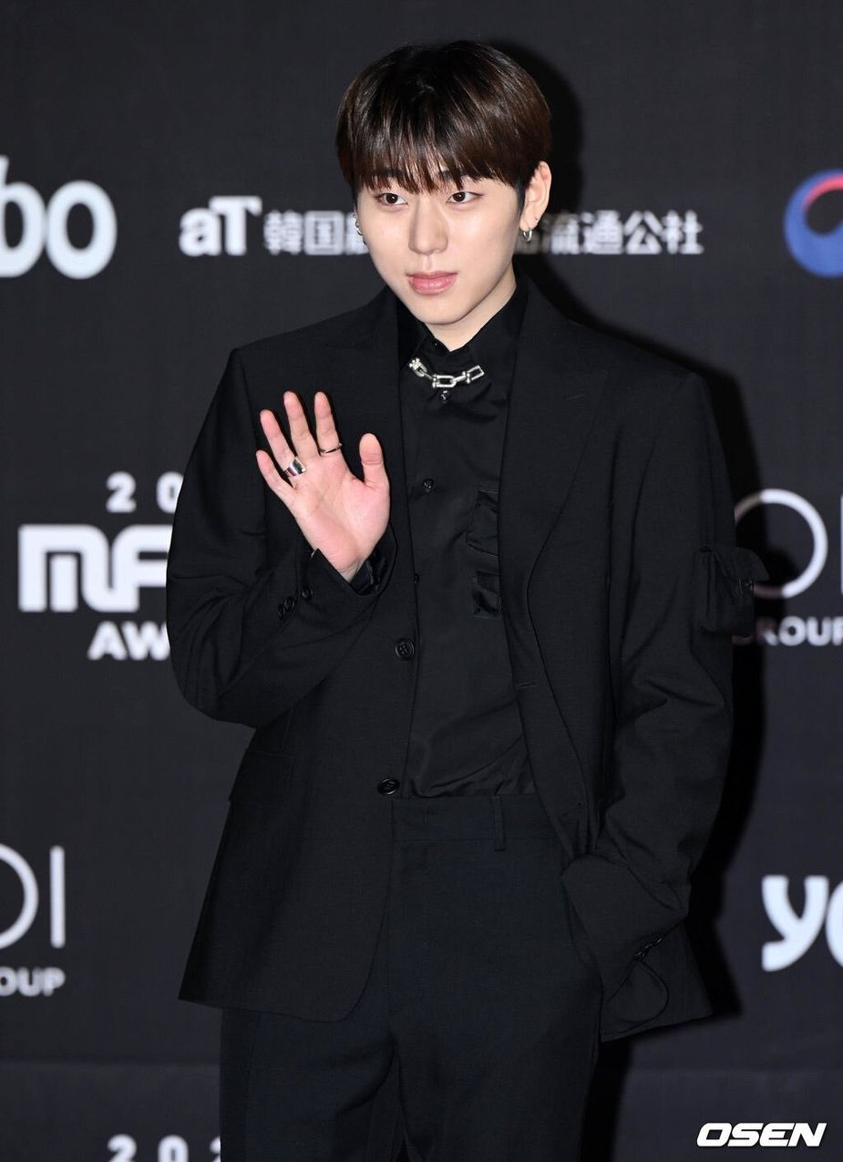 221130-ZICO-at-2022-MAMA-AWARDS-Red-Carpet-Day-2-documents-1