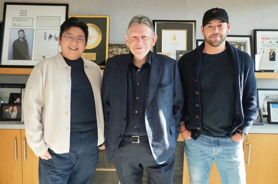  Bang Si Hyuk (Chairman of HYBE), Sir Lucian Grainge (Chairman and CEO of Universal Music Group), Scooter Braun (CEO of HYBE America) | Jordan Strauss