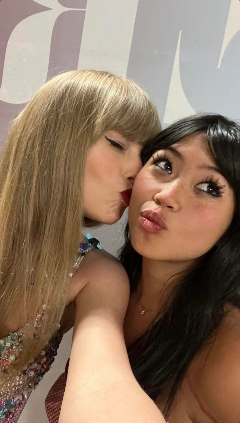 beabadoobee-shared-backstage-photos-of-her-with-taylor-and-v0-m4dewgohvqva1