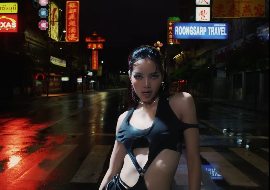 LISA - ROCKSTAR (Official Music Video) 0-17 screenshot (3)
