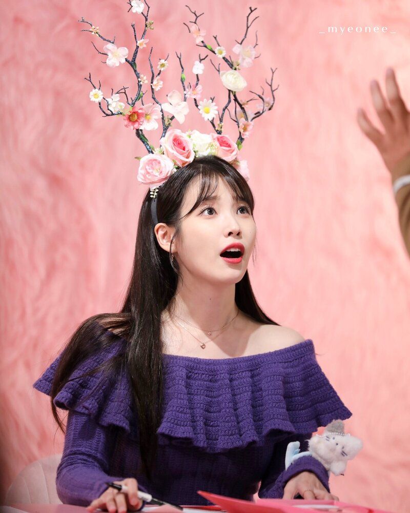 231119-IU-at-J-Estina-Fansign-Event-documents-2