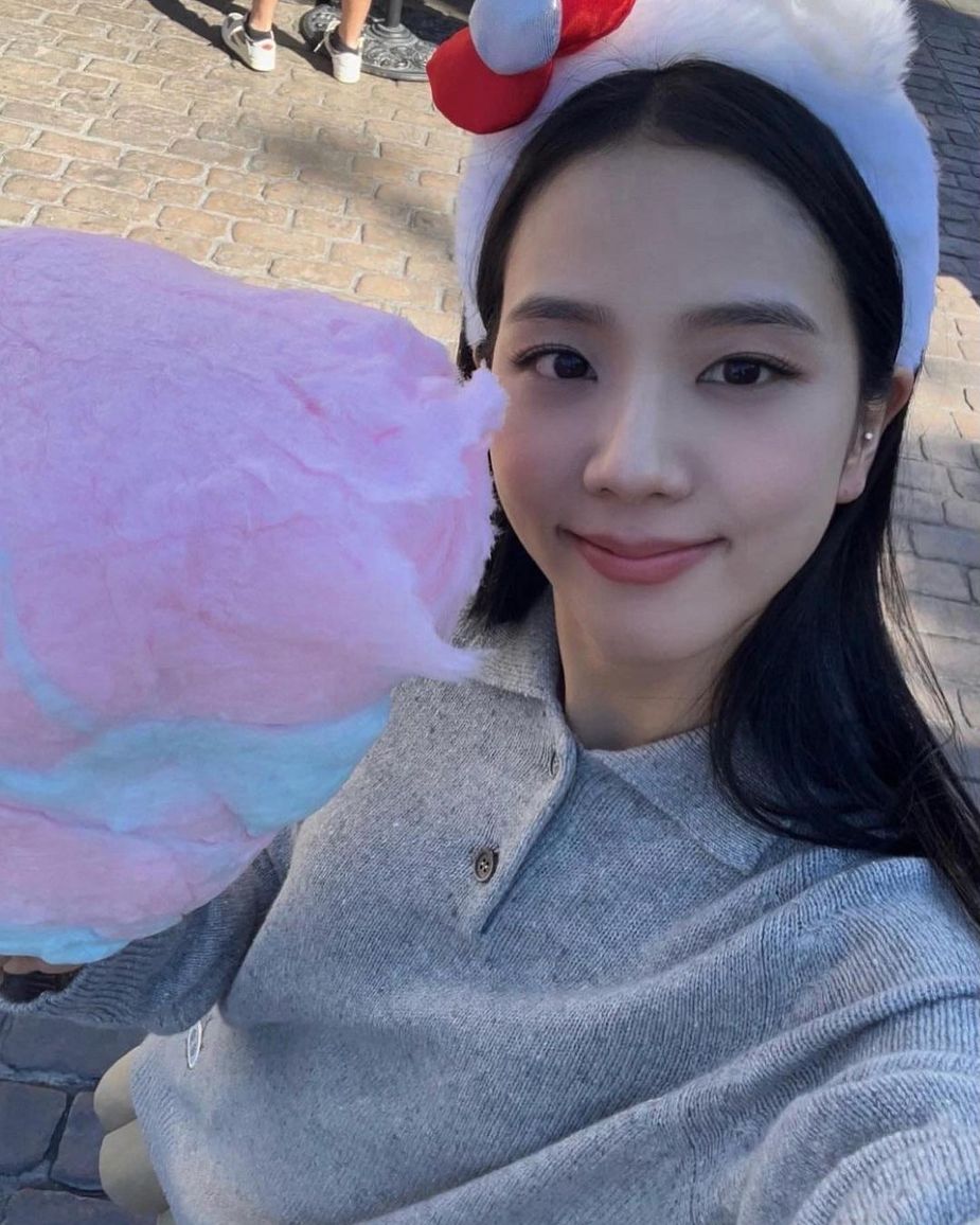 BLACKPINK's Jisoo Takes Fans Along Her Trip To Universal Studios