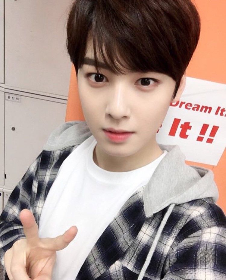 ASTRO’s Cha Eunwoo Was Once Asked Out By A Female Celebrity, And Their