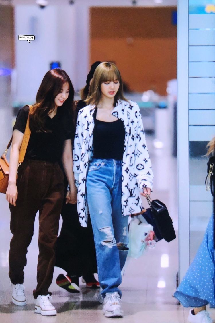 10+ Of BLACKPINK Lisa's Most Iconic Airport Outfits - Koreaboo