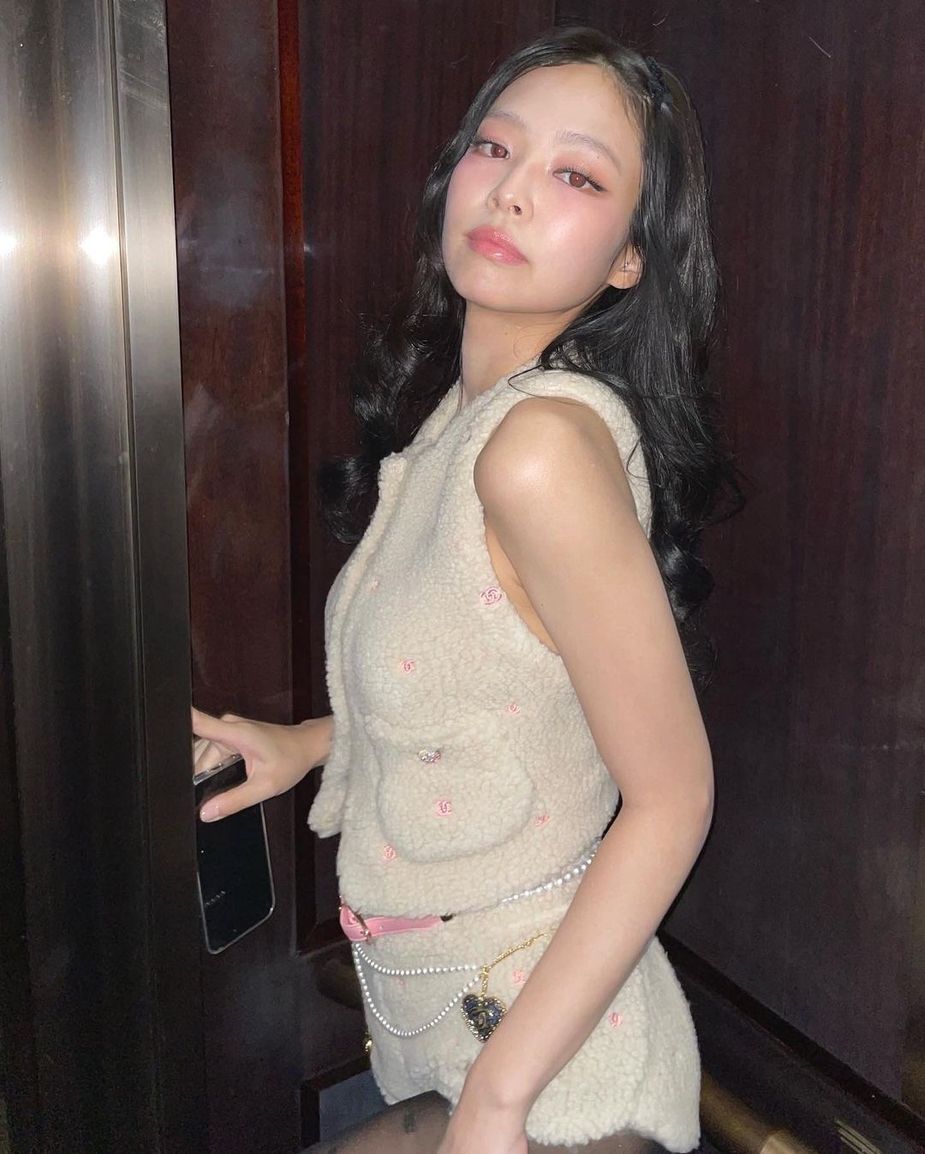 Netizens Have Mixed Reactions To BLACKPINK Jennie's Outfit At Chanel Fashion Show Koreaboo