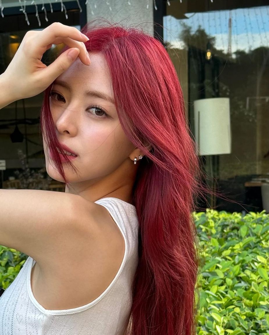 Itzy S Yuna Flaunts Her Unreal Waist To Hip Ratio In Low Rise Jeans Koreaboo