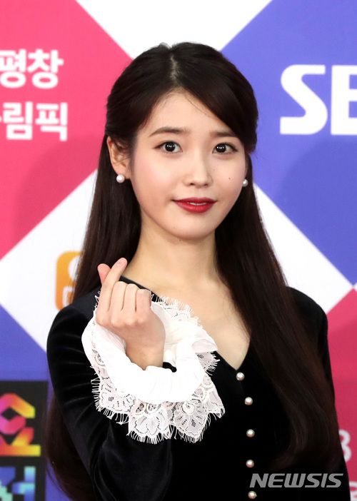 IU Spotted Entertaining Guests at Hyukoh Member's Wedding Like the ...