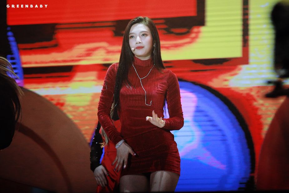 13 Pictures Of Red Velvet Joy's Sexy Short Skirt At MMA - Koreaboo