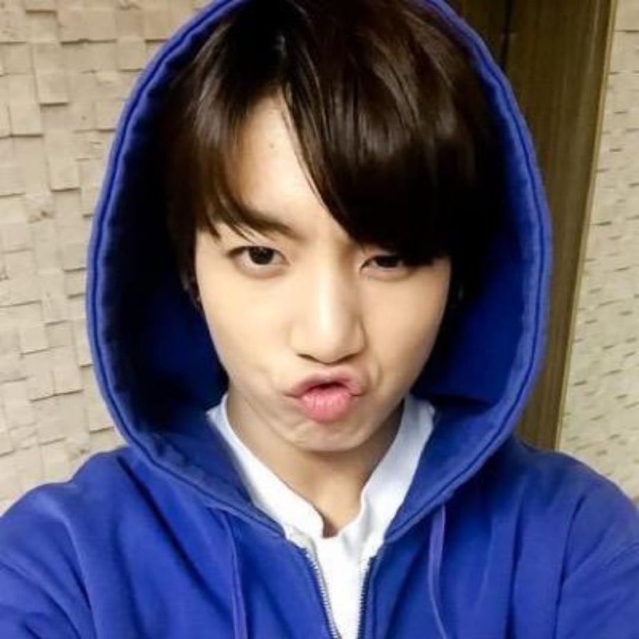 Armys Are Going Crazy For Bts Jungkooks Adorable Selfie Habits Koreaboo 