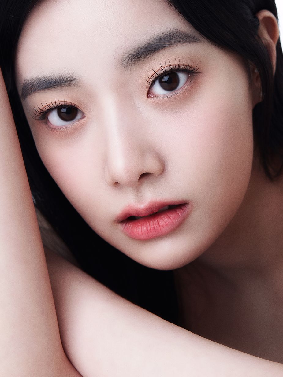 Former APRIL’s Lee Hyunjoo Unveils New Sultry Profile Pictures As She