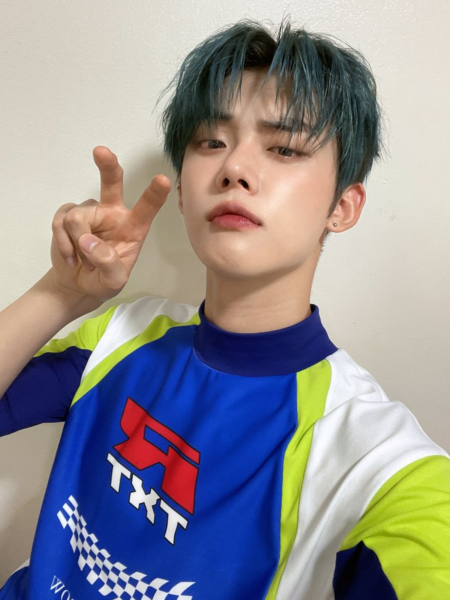 5 K-Pop Idols Who Did TXT Yeonjun’s Signature Peace Sign - Koreaboo