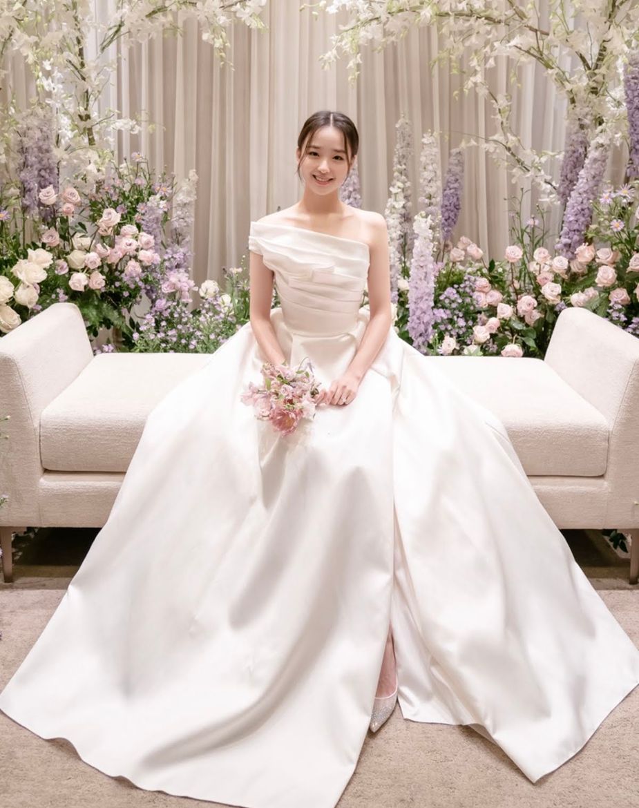 Korean celebrity store wedding dress