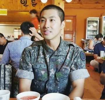 TVXQ's Yunho to continue active duty service in military band