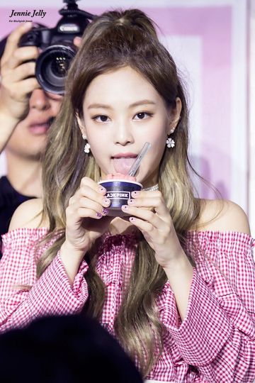 BLACKPINK Jennie and Rosé's latest Fan Sign looks have fans falling for ...