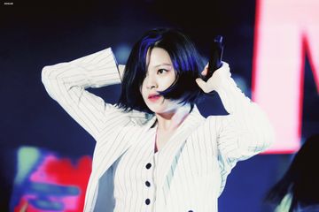TWICE's Jeongyeon Stuns With Her New Super Short Hair Cut At The Lotte ...
