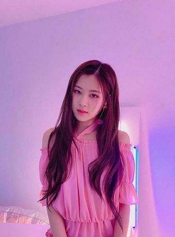 10+ Times BLACKPINK's Rose Showed Off Her Perfect Shoulder-Line In The ...