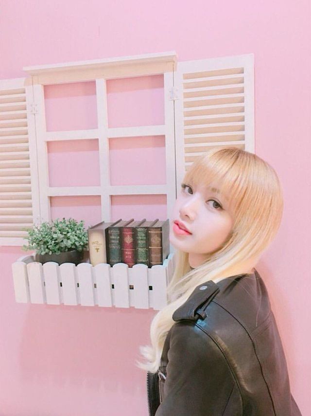 10+ Pictures Of BLACKPINK's Lisa That Shows That She's Like A Walking ...