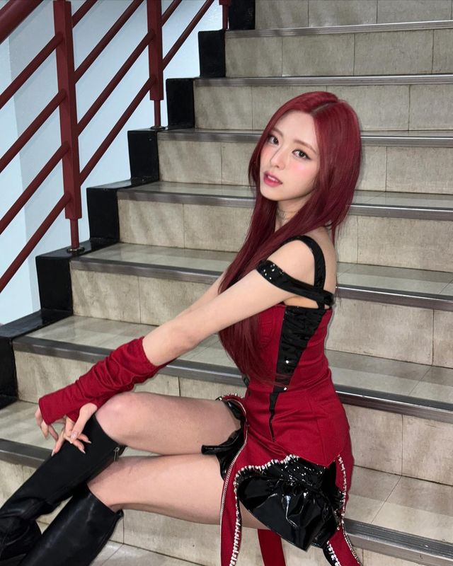 ITZY's Yuna Almost Suffers A Dangerous Wardrobe Malfunction — Reacts ...