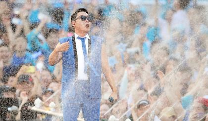 Penyanyi PSY tampil di konser Summer Swag Show