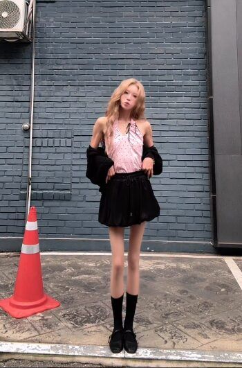 Choi Jun Hee dalam pose OOTD, menyoroti penurunan berat badannya