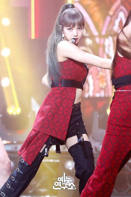 Times Blackpink S Lisa Slayed In The Prettiest Stage Outfits Koreaboo