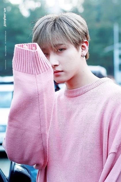 Here Are 10 Cute AF Idols With Sweater Paws To Brighten Your Day - Koreaboo