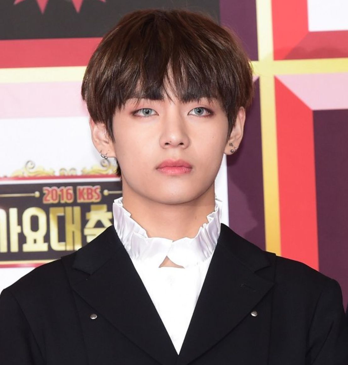 BTS V's Perfect Facial Symmetry Receives Recognition from Online ...